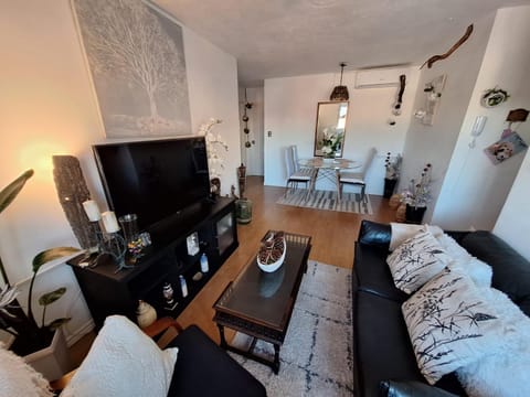 Communal lounge/ TV room, TV and multimedia, Living room, Seating area, Evening entertainment