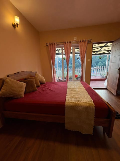 Bed, Living room, Photo of the whole room, Seating area, Bedroom