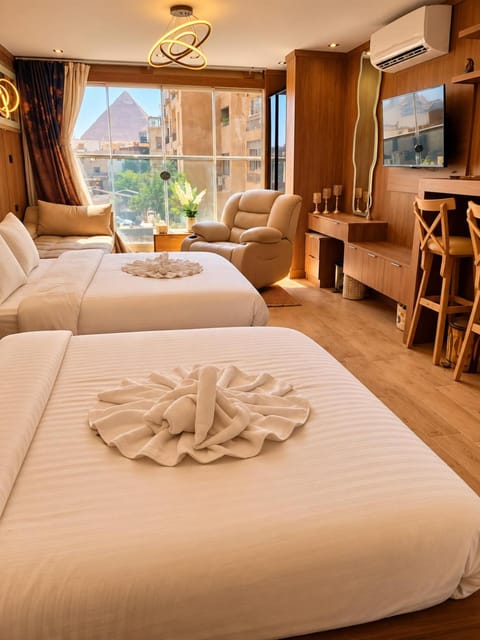 Communal lounge/ TV room, Bed, TV and multimedia, Living room, Photo of the whole room, Seating area, Evening entertainment, Bedroom, air conditioner