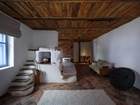 Bed, Photo of the whole room, Seating area, Bedroom