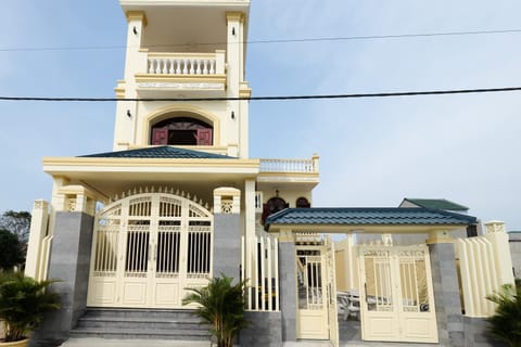 Staff, Natural landscape, Guests, River view, Street view, group of guests, Family