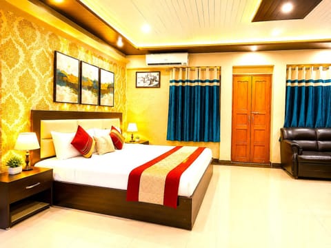 Bed, Living room, Photo of the whole room, Seating area, Bedroom, wardrobe, air conditioner