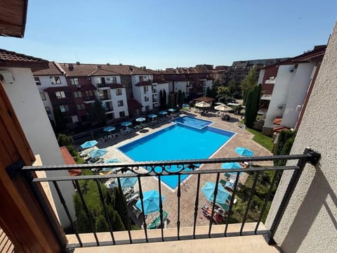 View (from property/room), Balcony/Terrace, Swimming pool, sunbed