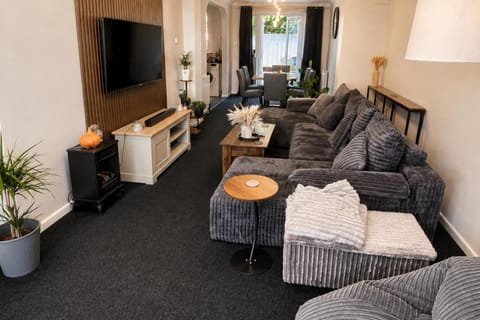 Communal lounge/ TV room, TV and multimedia, Living room, Seating area