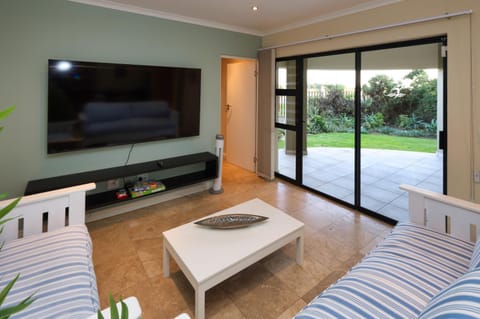 Garden, TV and multimedia, Living room, Seating area, Garden view