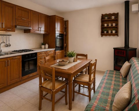 Kitchen or kitchenette, Dining area, oven