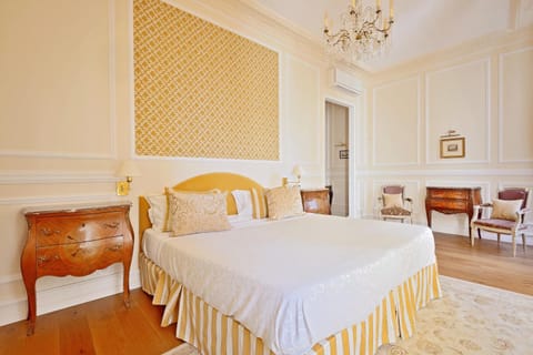 Shower, Toilet, TV and multimedia, Seating area, Bedroom, Quiet street view