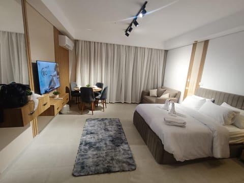 Bed, TV and multimedia, Photo of the whole room, Seating area, Bedroom