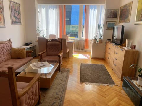 Communal lounge/ TV room, Living room, Seating area, Evening entertainment