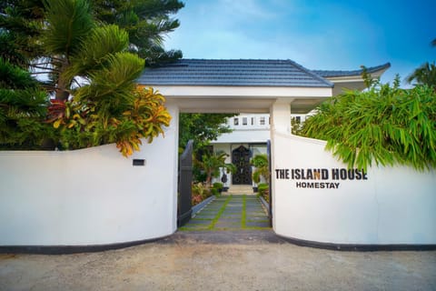 Property building, Facade/entrance, Day, Garden view