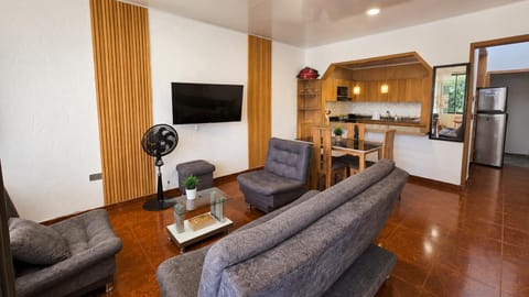 Communal lounge/ TV room, TV and multimedia, Living room, Lounge or bar, Dining area, internet