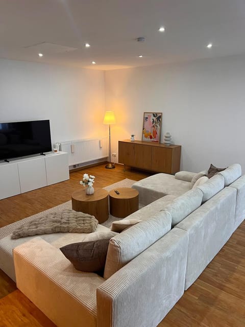 Communal lounge/ TV room, TV and multimedia, Living room, Seating area, Evening entertainment