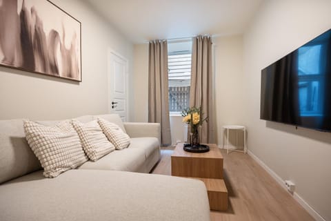 Communal lounge/ TV room, TV and multimedia, Living room, Seating area, Evening entertainment