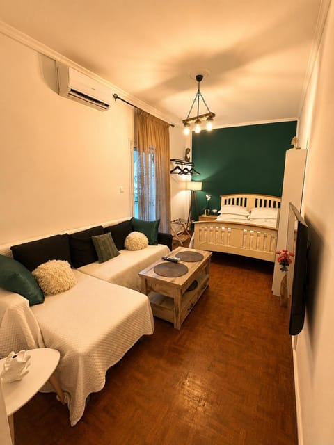 Bed, TV and multimedia, Living room, Photo of the whole room, Seating area, Bedroom, air conditioner