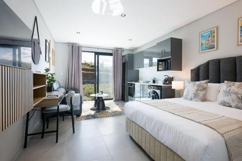 Bed, Kitchen or kitchenette, Photo of the whole room, Seating area, Bedroom