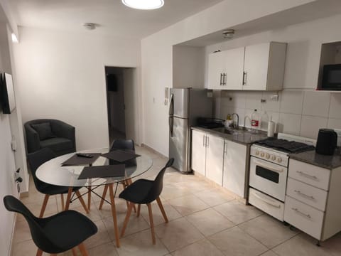 Coffee/tea facilities, Kitchen or kitchenette, Living room, Seating area, Dining area