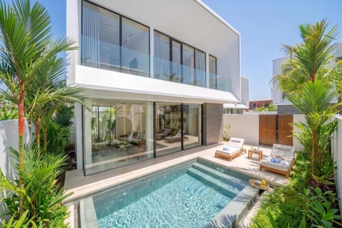 Property building, Patio, Swimming pool, Swimming pool, sunbed