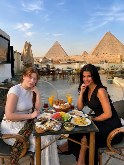 Restaurant/places to eat, People, Natural landscape, Food and drinks, Banquet/Function facilities, Guests, Mountain view, group of guests