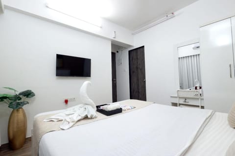 Bed, TV and multimedia, Photo of the whole room, Bedroom, towels