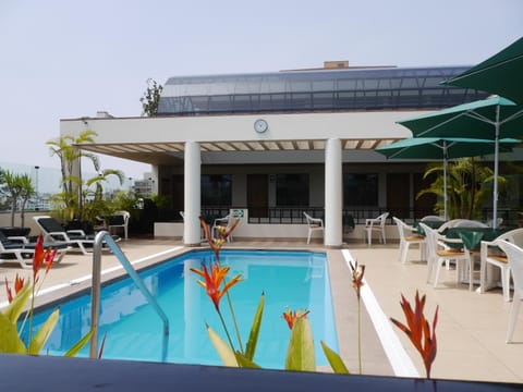 Swimming pool, sunbed