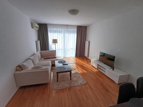 TV and multimedia, Living room, Seating area, Evening entertainment