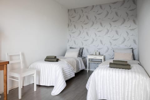 Photo of the whole room, towels