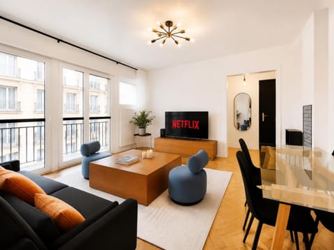 Communal lounge/ TV room, TV and multimedia, Living room, Seating area, Dining area