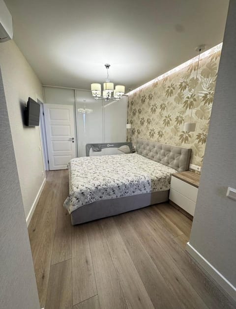 Bed, TV and multimedia, Bedroom