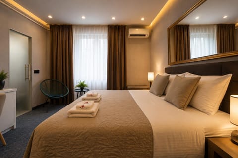 Bed, Living room, Photo of the whole room, Seating area, Bedroom, towels, air conditioner