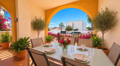 Patio, Garden, Food and drinks, Seating area, Dining area