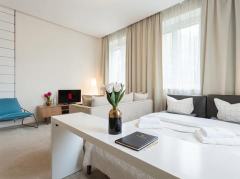 Bed, TV and multimedia, Living room, Photo of the whole room, Seating area, Bedroom, towels