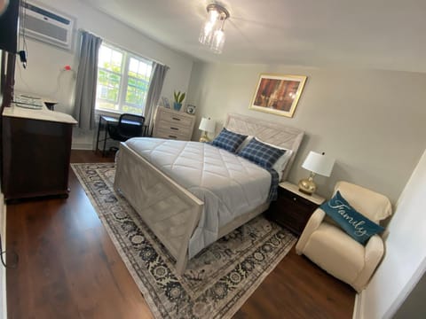 Bed, Photo of the whole room, Seating area, Bedroom
