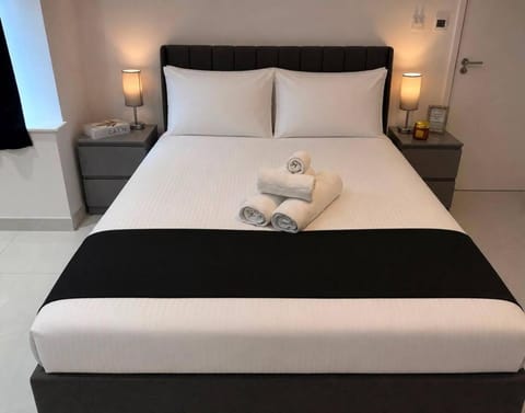 Bed, Bedroom, towels