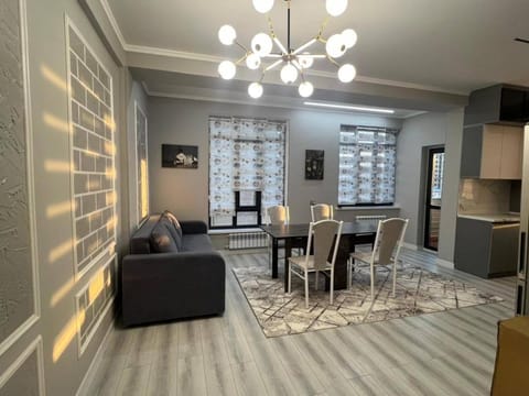 Kitchen or kitchenette, Living room, Seating area, Dining area