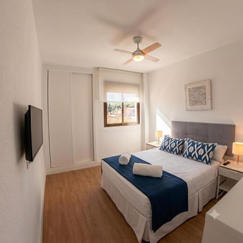 Bed, TV and multimedia, Photo of the whole room, Bedroom