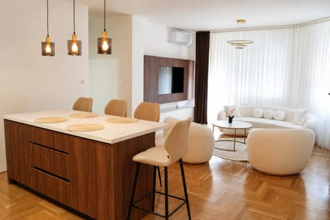 TV and multimedia, Living room, Seating area, Dining area
