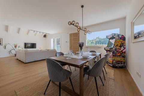 TV and multimedia, Living room, Seating area, Dining area, Evening entertainment