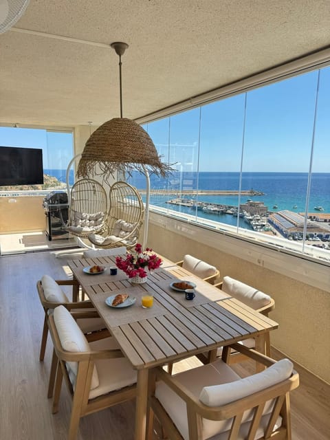 Day, TV and multimedia, View (from property/room), Seating area, Dining area, Evening entertainment, Sea view