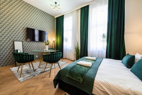 Bed, TV and multimedia, Photo of the whole room, Dining area