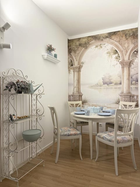 Seating area, Dining area, Communal kitchen, Food