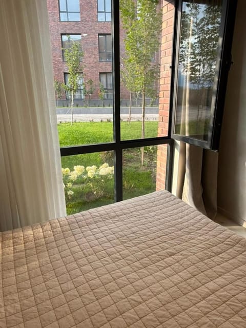 Bed, Day, Garden, Bedroom, Garden view