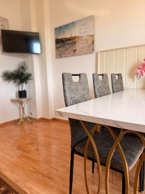 Communal lounge/ TV room, TV and multimedia, Dining area, Evening entertainment