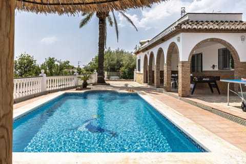Kitchen or kitchenette, Pool view, Swimming pool, Alcoholic drinks, sunbed