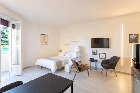Communal lounge/ TV room, Bed, TV and multimedia, Living room, Photo of the whole room, Seating area, Evening entertainment