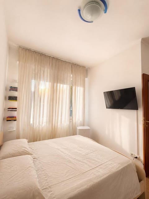 Bed, TV and multimedia, Photo of the whole room, Evening entertainment, Bedroom