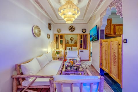 Communal lounge/ TV room, TV and multimedia, Living room, Seating area, Dining area, Evening entertainment