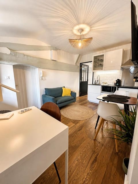 Kitchen or kitchenette, Seating area, Dining area