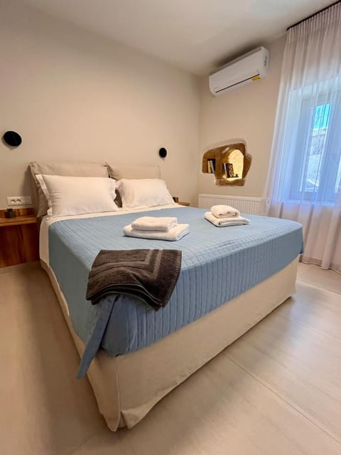 Bed, Photo of the whole room, Bedroom, towels, air conditioner