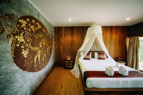 Photo of the whole room, Decorative detail
