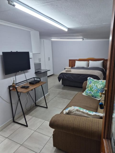Bed, TV and multimedia, Living room, Seating area, Bedroom